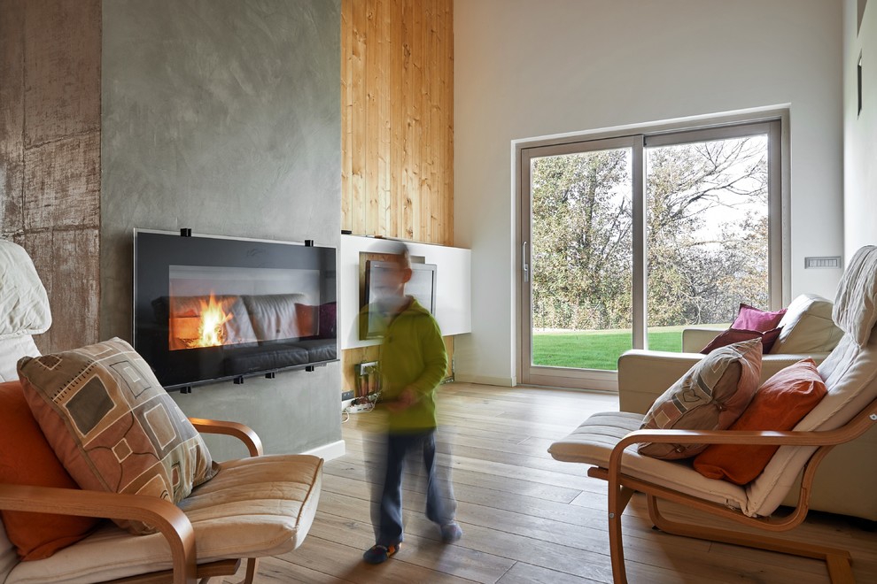 Cette photo montre un salon tendance de taille moyenne et ouvert avec un mur blanc, un sol en bois brun, un téléviseur fixé au mur, une cheminée ribbon, un manteau de cheminée en métal et un sol beige.