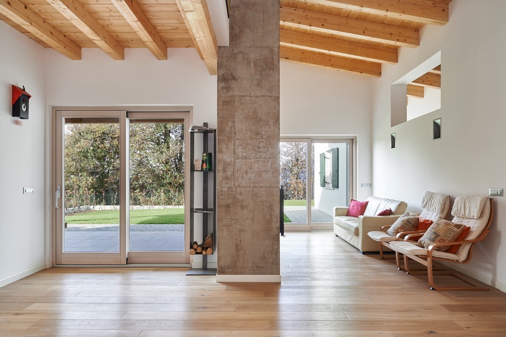 Idée de décoration pour un salon design de taille moyenne et ouvert avec un mur blanc, un sol en bois brun, une cheminée ribbon, un manteau de cheminée en métal, un téléviseur fixé au mur et un sol beige.