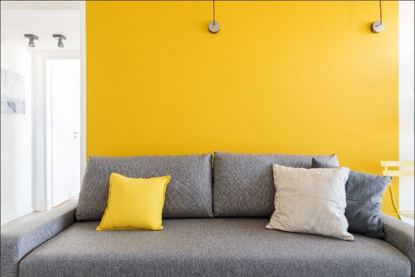 Inspiration pour un petit salon minimaliste ouvert avec un mur jaune, un sol en carrelage de porcelaine, un téléviseur encastré et un sol gris.