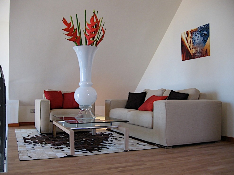 Idee per un ampio soggiorno contemporaneo stile loft con pareti bianche, pavimento in laminato e pavimento beige