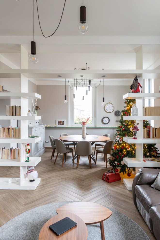 Foto di un ampio soggiorno contemporaneo chiuso con libreria, pareti beige, pavimento in gres porcellanato, TV a parete, pavimento marrone e soffitto ribassato