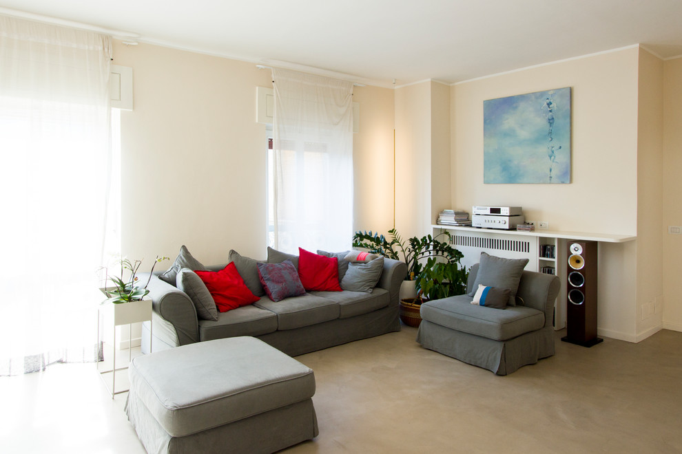 Пример оригинального дизайна: большая открытая гостиная комната в современном стиле с розовыми стенами, бетонным полом и серым полом без телевизора