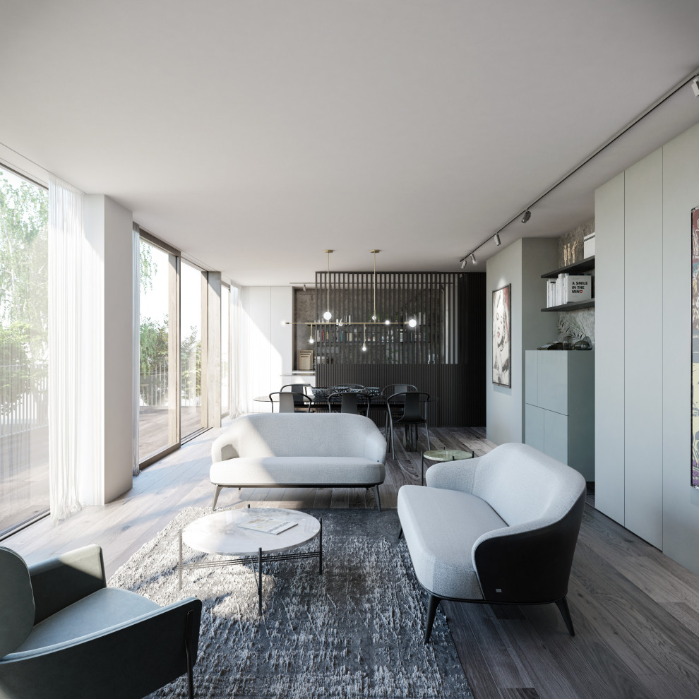 Diseño de sala de estar con rincón musical abierta actual grande con paredes grises, suelo de madera oscura, televisor retractable y suelo marrón