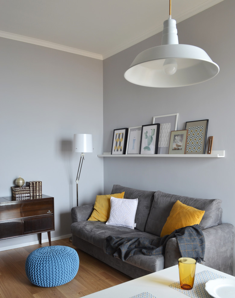 Mittelgroßes, Offenes Modernes Wohnzimmer ohne Kamin mit grauer Wandfarbe, hellem Holzboden und beigem Boden in Mailand