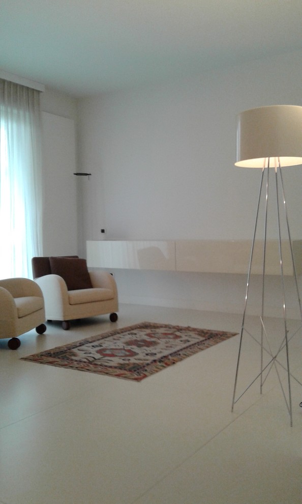 Diseño de sala de estar minimalista grande con paredes blancas
