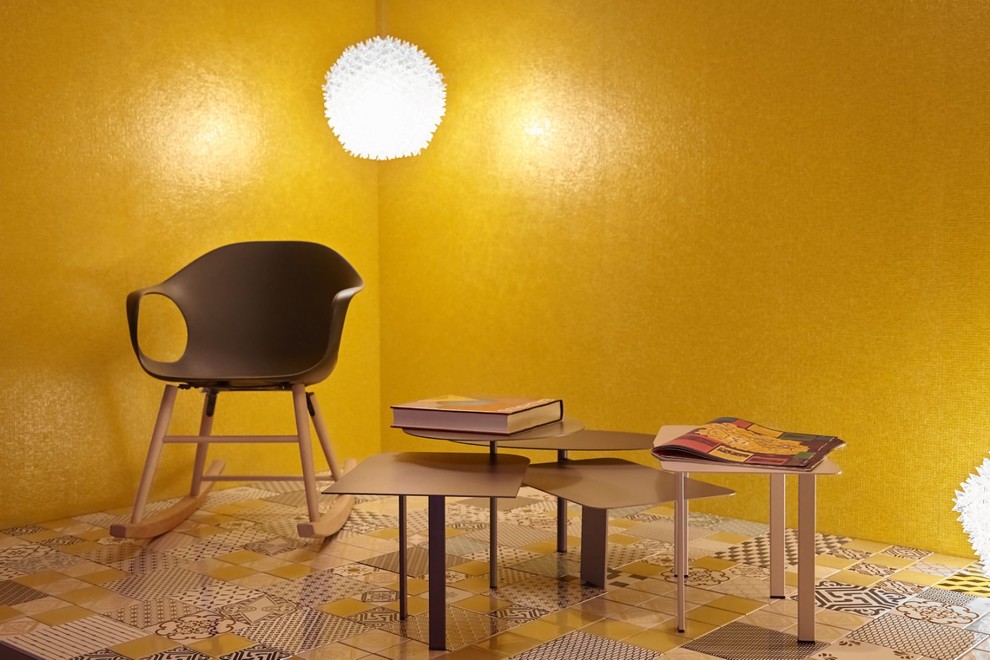 Источник вдохновения для домашнего уюта: маленькая изолированная гостиная комната в средиземноморском стиле с желтыми стенами, полом из терракотовой плитки и разноцветным полом для на участке и в саду