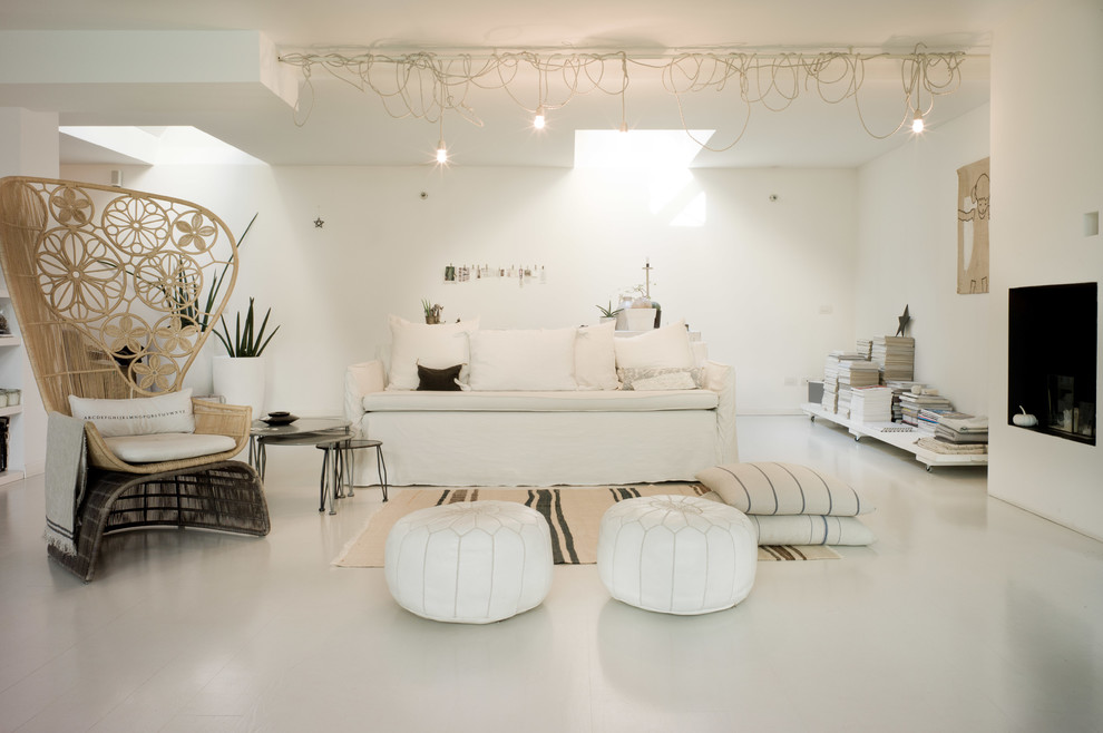 Пример оригинального дизайна: большая открытая гостиная комната в современном стиле с белыми стенами, полом из керамогранита, горизонтальным камином и фасадом камина из штукатурки