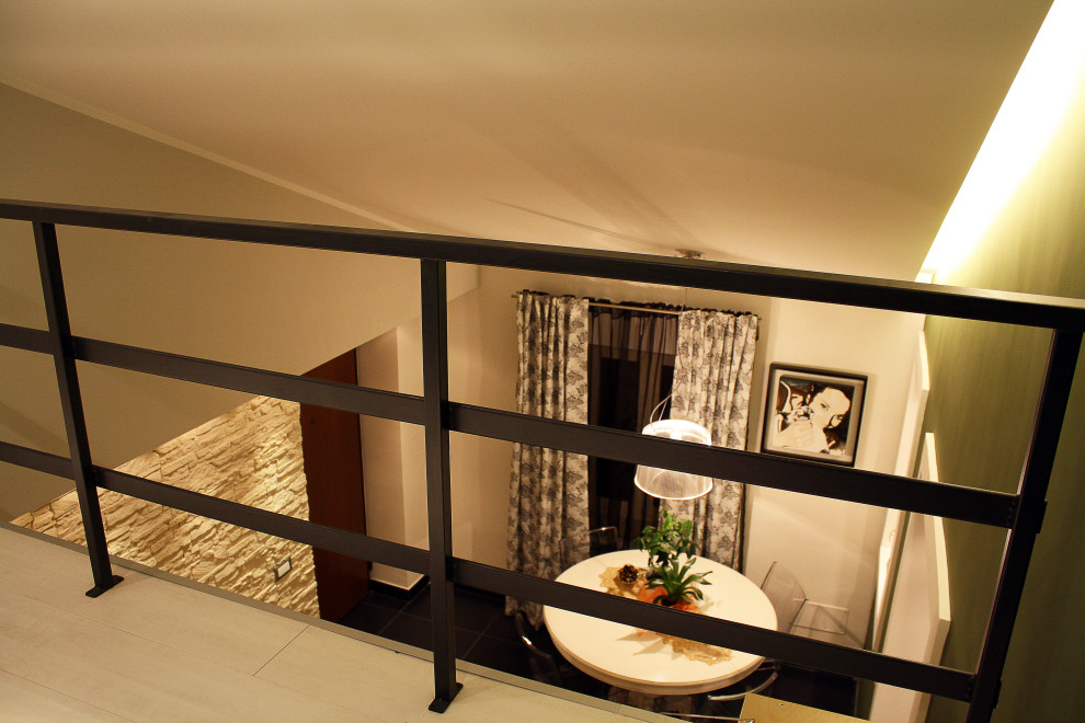 Стильный дизайн: открытая гостиная комната среднего размера в стиле модернизм с с книжными шкафами и полками, зелеными стенами, полом из керамогранита, мультимедийным центром и черным полом - последний тренд