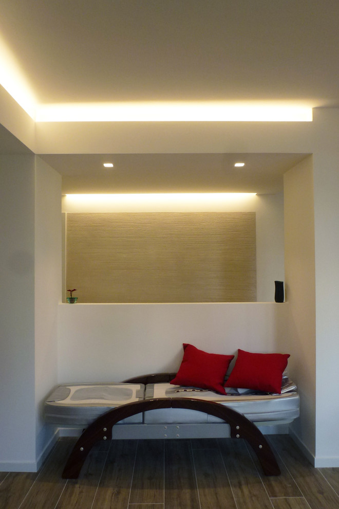 Immagine di un soggiorno contemporaneo di medie dimensioni con pareti bianche, pavimento in gres porcellanato e pavimento marrone