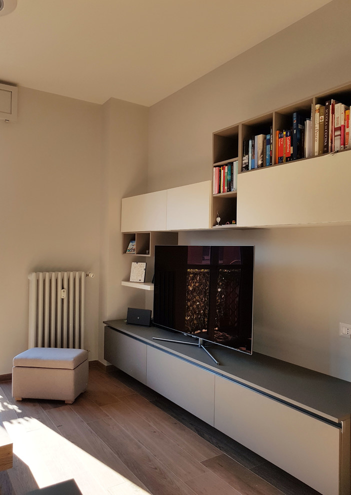Idée de décoration pour une salle de séjour design de taille moyenne et ouverte avec un mur gris, un sol en carrelage de porcelaine, un téléviseur indépendant et un sol marron.