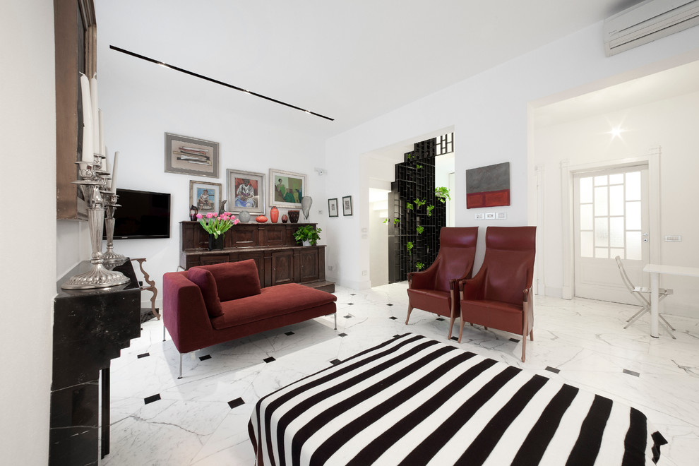 Großes, Offenes Modernes Wohnzimmer mit weißer Wandfarbe, Marmorboden und TV-Wand in Mailand