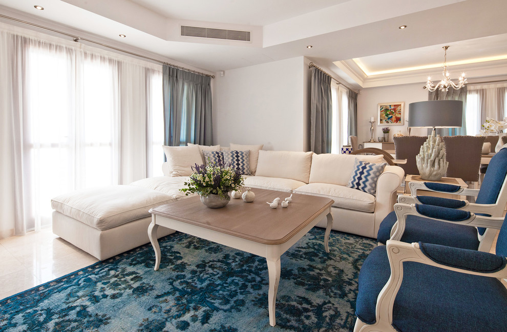 Immagine di un grande soggiorno chic aperto con sala formale, pareti bianche, pavimento in marmo e pavimento beige