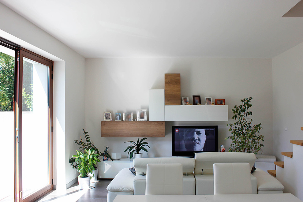 Foto di un soggiorno contemporaneo di medie dimensioni con pareti bianche, pavimento con piastrelle in ceramica e pavimento grigio