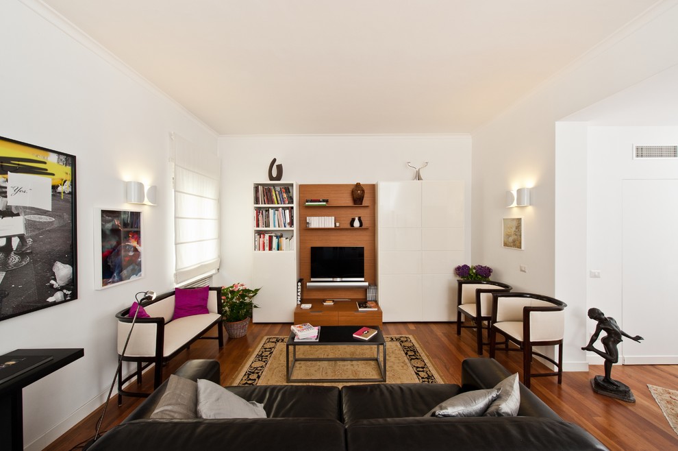 На фото: открытая гостиная комната в современном стиле с белыми стенами и паркетным полом среднего тона с