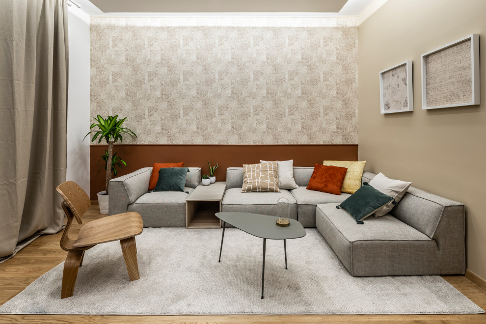 Esempio di un soggiorno design di medie dimensioni e aperto con pareti beige, pavimento in legno massello medio, pavimento marrone e carta da parati