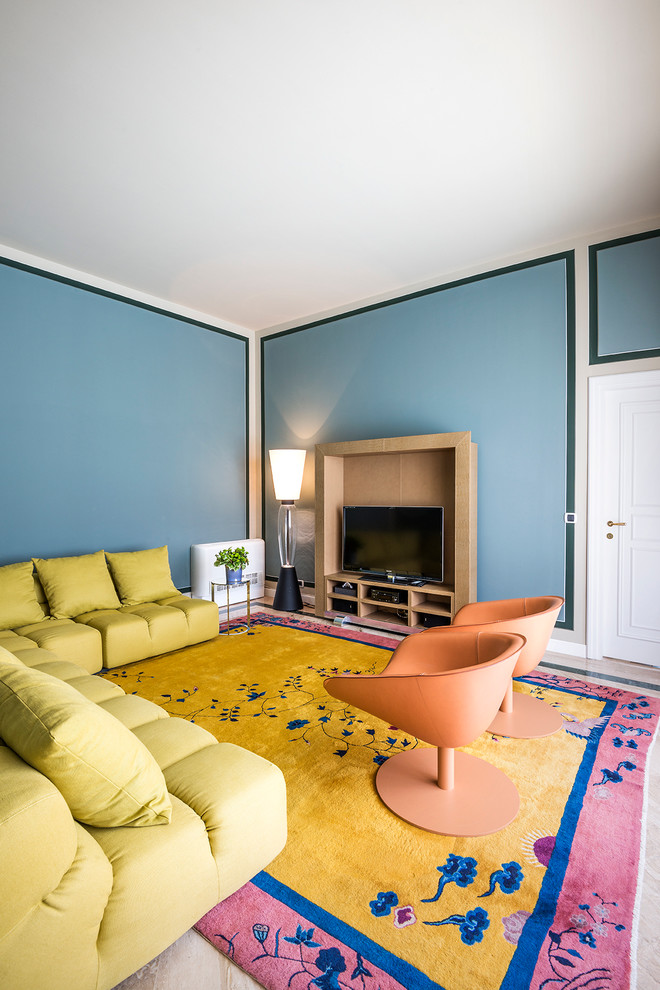 Immagine di un grande soggiorno contemporaneo chiuso con pareti blu, pavimento in marmo e TV autoportante