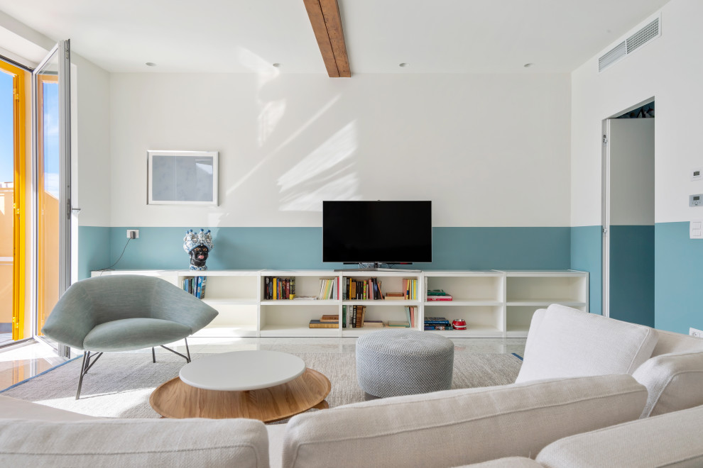 Ispirazione per un soggiorno contemporaneo con pareti blu e TV autoportante