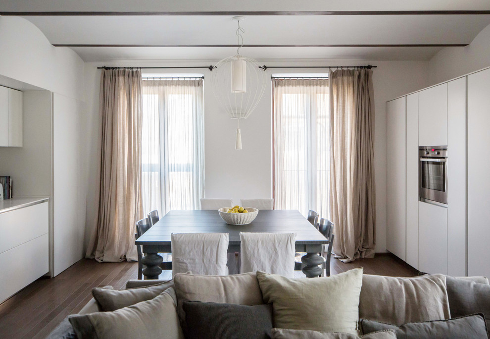 Ispirazione per un soggiorno moderno di medie dimensioni e aperto con sala formale, pareti bianche e pavimento in legno massello medio