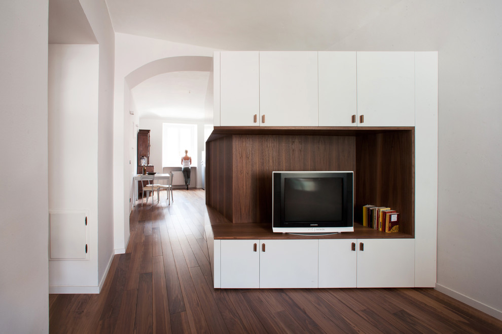 Foto di un soggiorno design con pareti bianche, parquet scuro e TV autoportante
