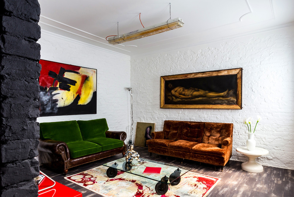 Esempio di un piccolo soggiorno eclettico chiuso con pareti bianche, pavimento in legno verniciato e pavimento nero