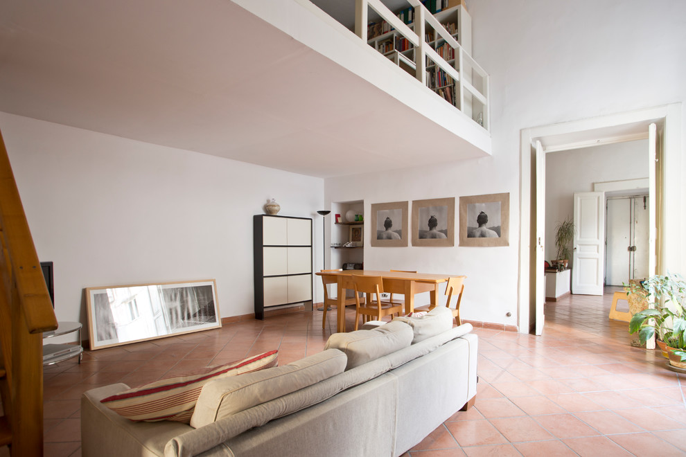 Foto di un soggiorno scandinavo di medie dimensioni e aperto con pareti bianche, pavimento in terracotta, nessuna TV e pavimento marrone