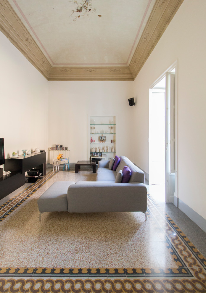 Immagine di un soggiorno minimalista di medie dimensioni e chiuso con pareti bianche, pavimento in marmo e pavimento giallo
