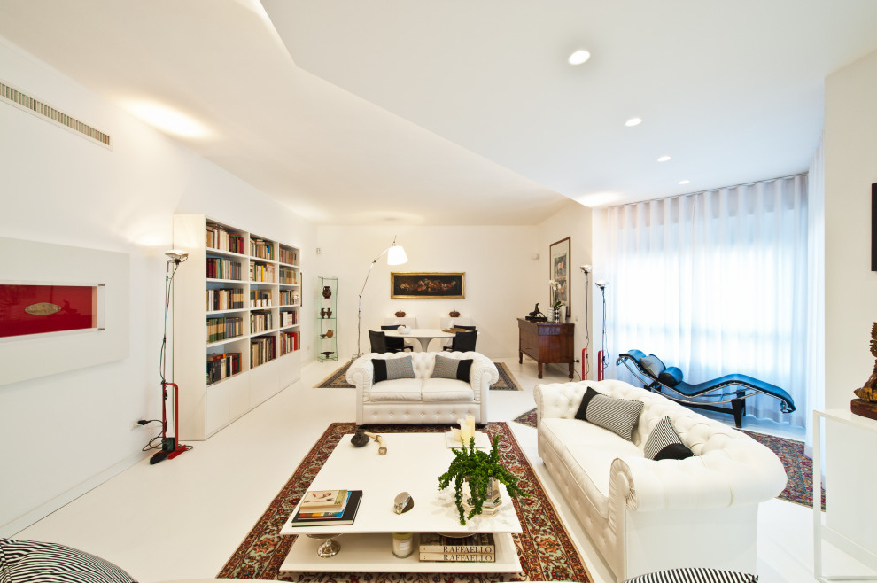 Cette photo montre une grande salle de séjour tendance avec un mur blanc, parquet peint, un téléviseur dissimulé et un sol blanc.