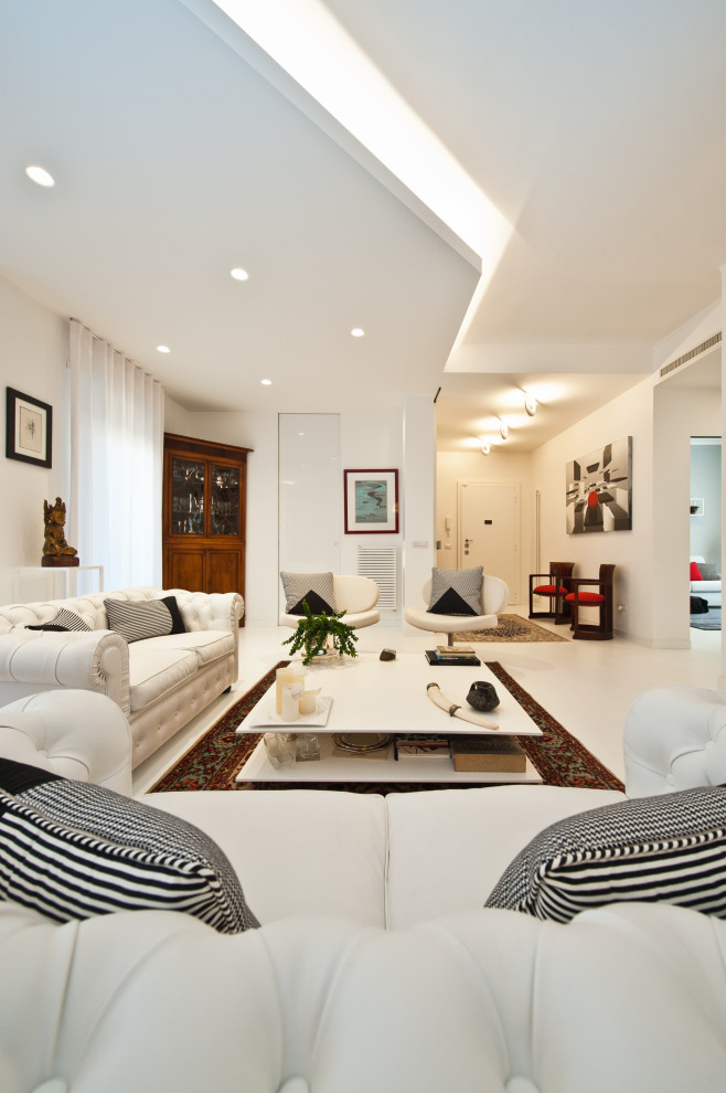 Modelo de sala de estar actual grande con paredes blancas, suelo de madera pintada, televisor retractable y suelo blanco