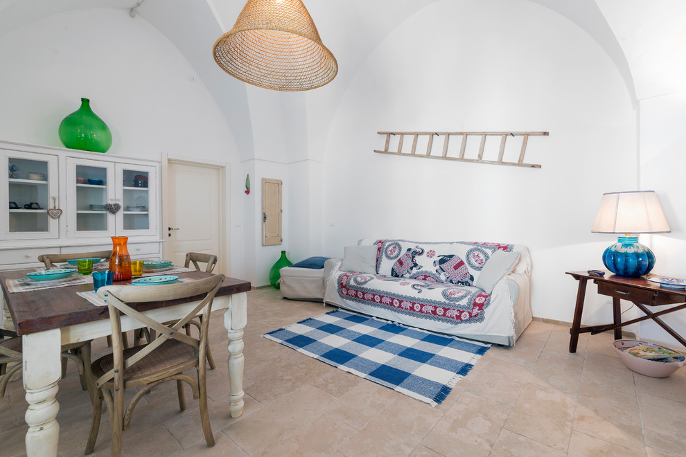 Пример оригинального дизайна: парадная гостиная комната в средиземноморском стиле с белыми стенами, полом из известняка, бежевым полом и ковром на полу