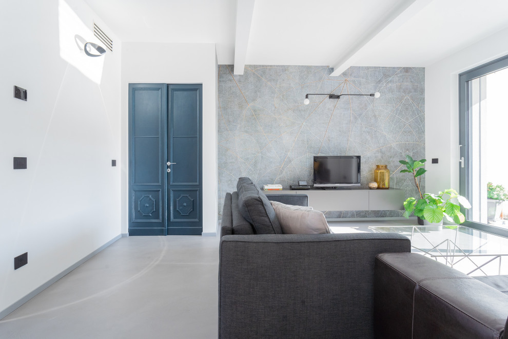 Foto di un grande soggiorno design aperto con pareti bianche, pavimento grigio e carta da parati