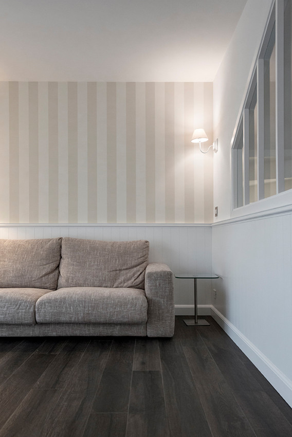 Foto di un soggiorno stile shabby di medie dimensioni e aperto con pareti bianche, pavimento in gres porcellanato, TV a parete e pavimento marrone