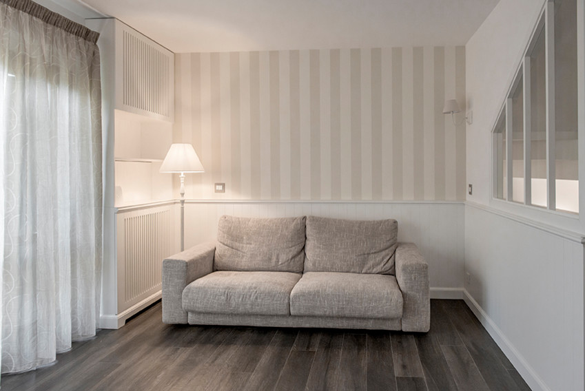 Mittelgroßes, Offenes Shabby-Style Wohnzimmer mit weißer Wandfarbe, Porzellan-Bodenfliesen, TV-Wand und braunem Boden in Rom