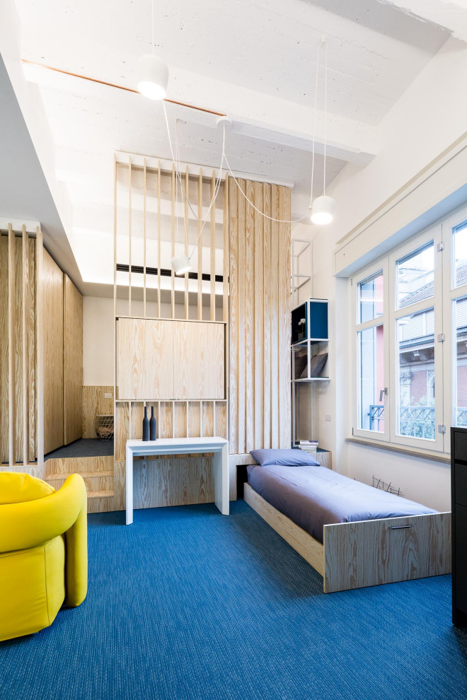 Свежая идея для дизайна: маленькая двухуровневая гостиная комната в современном стиле с белыми стенами, полом из линолеума, скрытым телевизором и синим полом для на участке и в саду - отличное фото интерьера