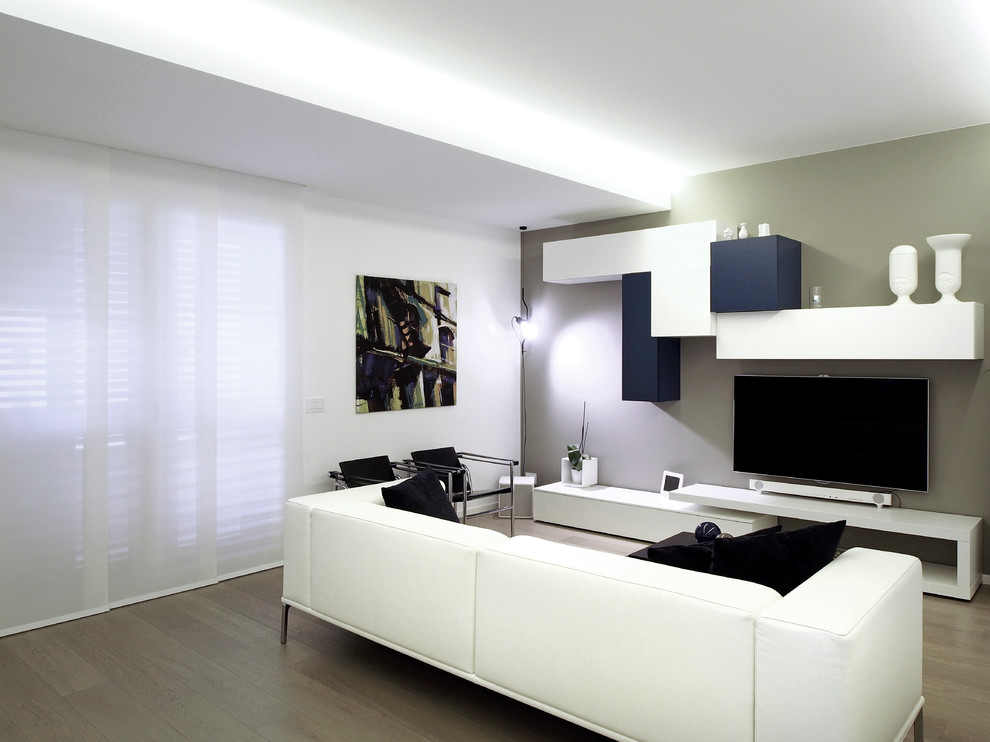 Repräsentatives Modernes Wohnzimmer mit grauer Wandfarbe und braunem Holzboden in Catania-Palermo