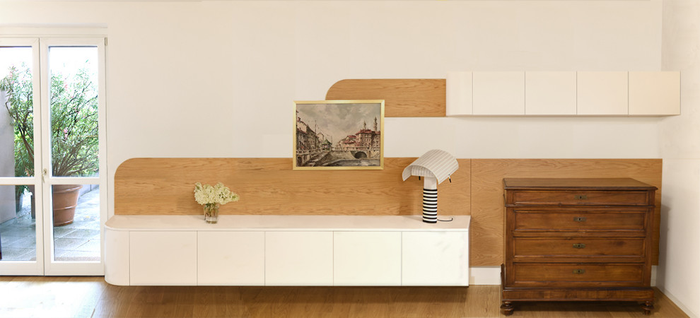 Imagen de salón abierto contemporáneo pequeño con paredes blancas y suelo de madera clara