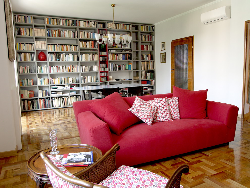 Idee per un soggiorno contemporaneo di medie dimensioni e aperto con libreria, pavimento marrone, pareti bianche e pavimento in legno massello medio
