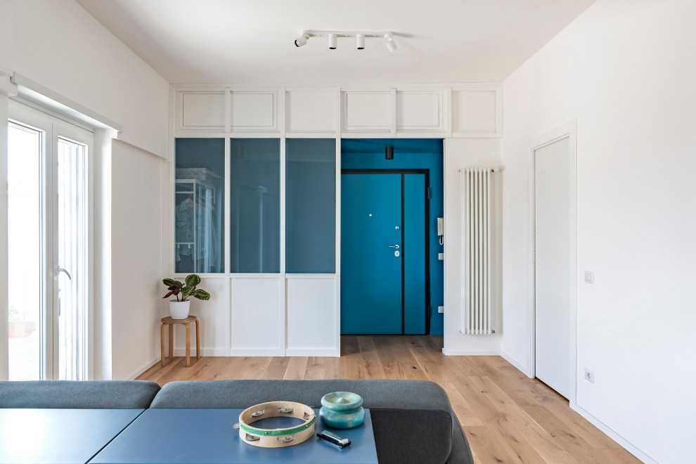 Immagine di un piccolo soggiorno scandinavo aperto con pareti bianche e parquet chiaro
