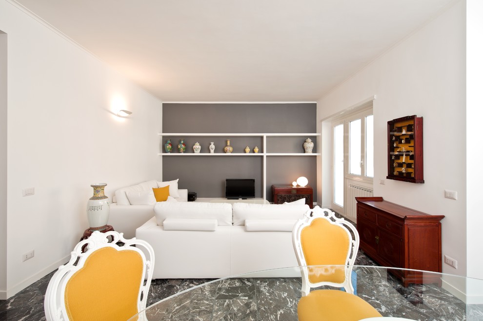 Идея дизайна: гостиная комната в стиле фьюжн с серыми стенами, мраморным полом и черным полом