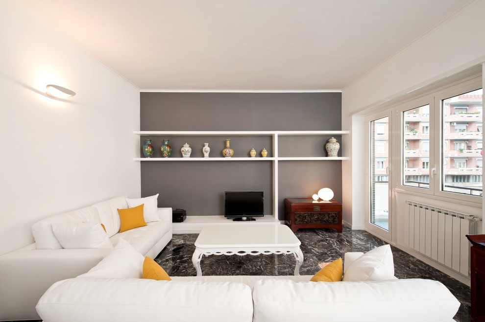Свежая идея для дизайна: гостиная комната в современном стиле с белыми стенами и мраморным полом - отличное фото интерьера
