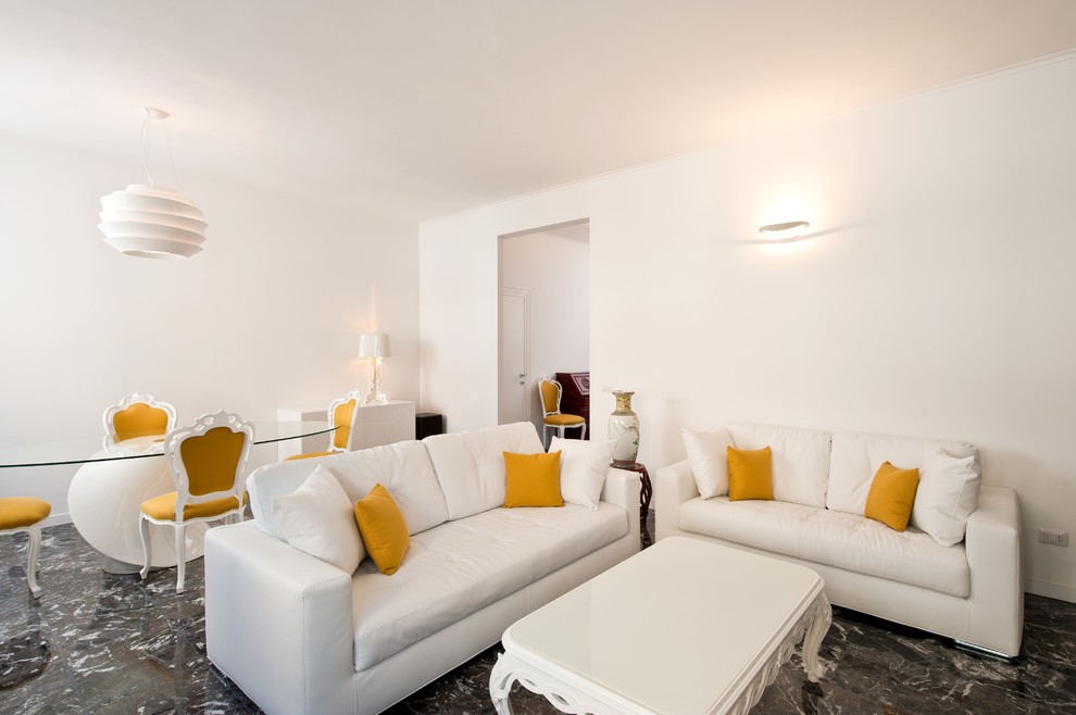 На фото: гостиная комната в современном стиле с белыми стенами, мраморным полом и черным полом с