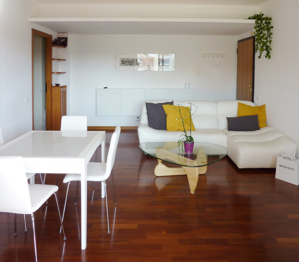 Foto di un soggiorno contemporaneo di medie dimensioni e aperto con pareti bianche, pavimento in legno massello medio e TV autoportante