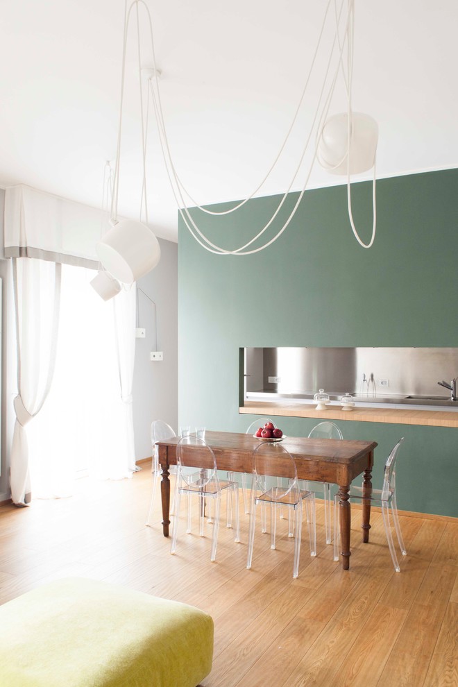 На фото: открытая гостиная комната среднего размера в современном стиле с зелеными стенами и светлым паркетным полом