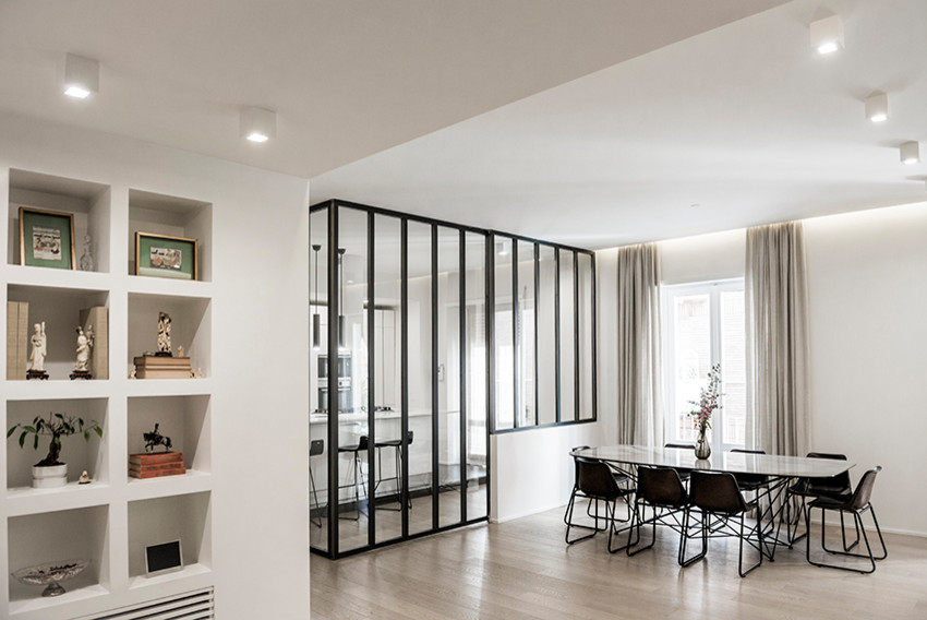 Diseño de sala de estar abierta contemporánea grande con paredes blancas, suelo de madera clara, televisor independiente y suelo marrón