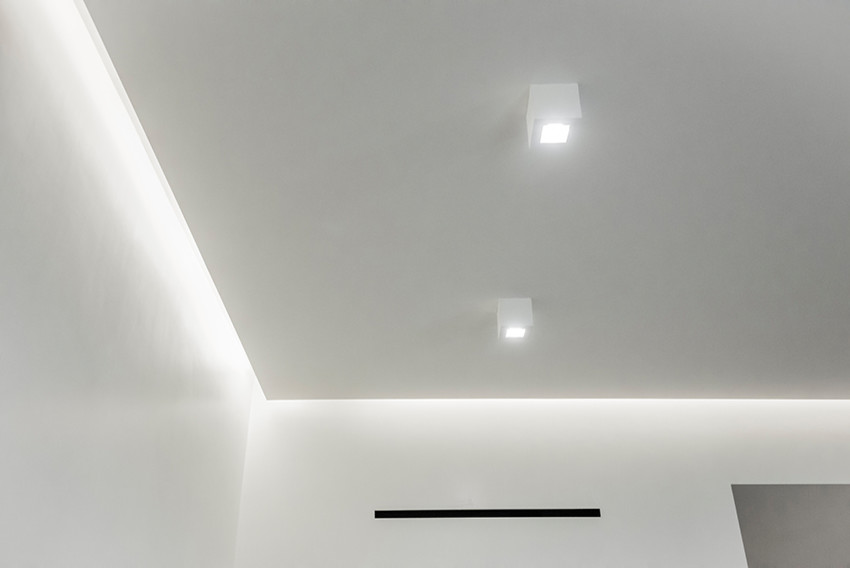 Cette image montre une grande salle de séjour design ouverte avec un mur blanc, parquet clair, un téléviseur indépendant et un sol marron.