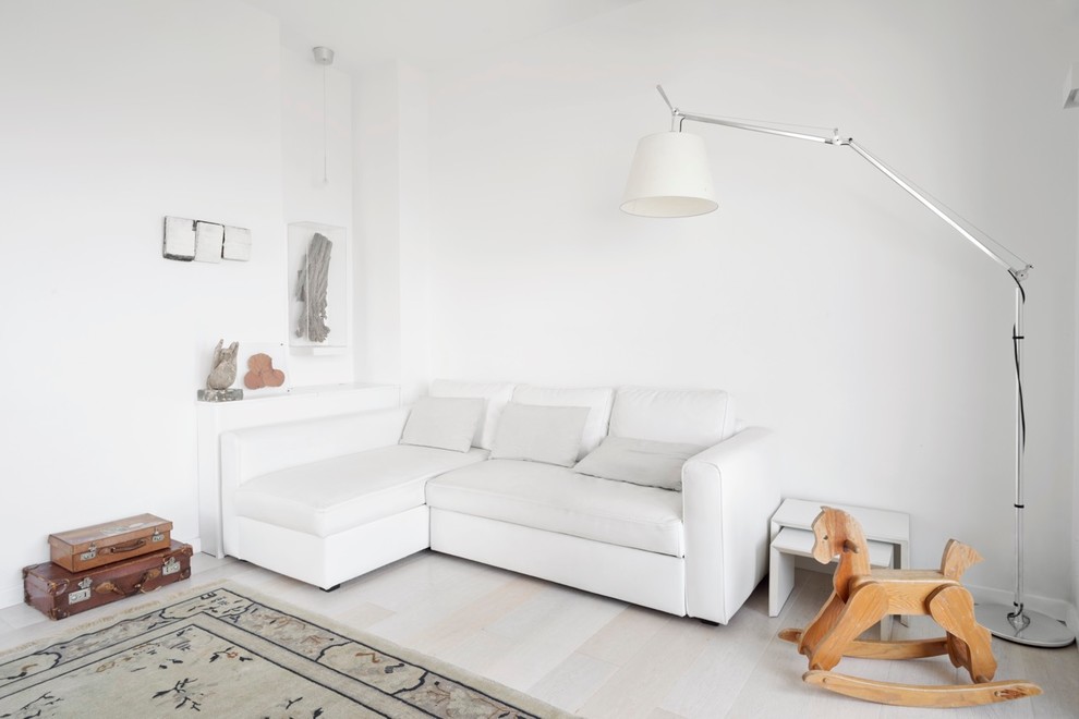 Свежая идея для дизайна: гостиная комната в скандинавском стиле с белыми стенами и светлым паркетным полом - отличное фото интерьера