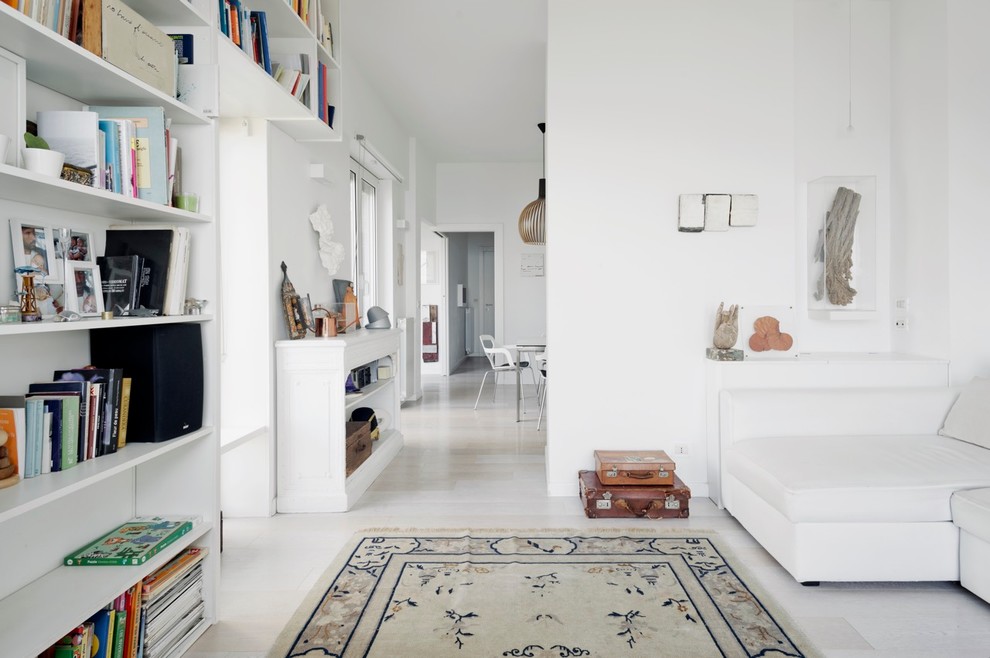 Diseño de salón abierto nórdico con paredes blancas y suelo de madera clara
