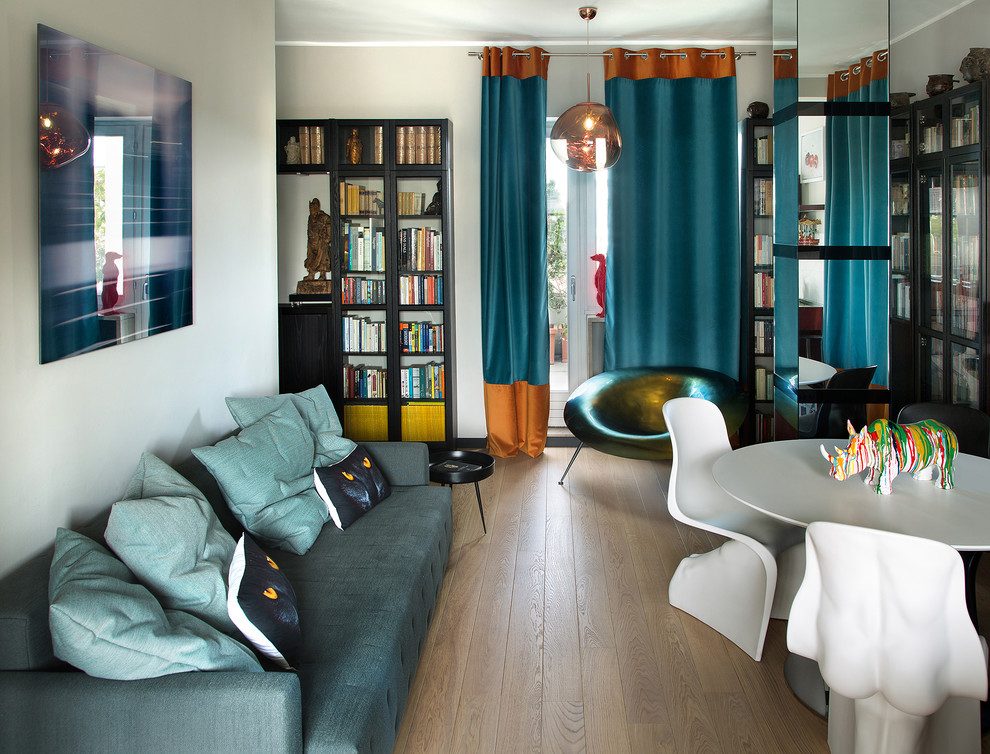 Esempio di un soggiorno bohémian di medie dimensioni e aperto con parquet chiaro