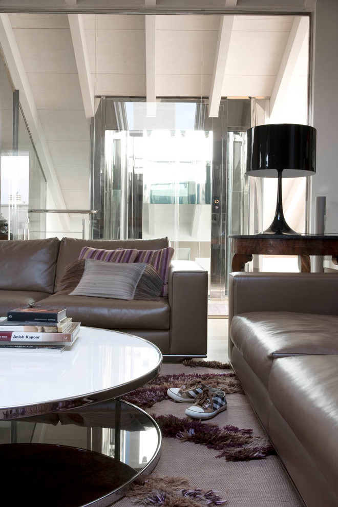 Esempio di un soggiorno design aperto con pareti beige e pavimento in legno massello medio