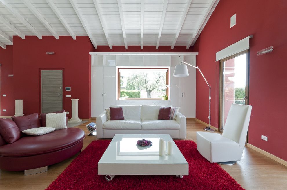 Источник вдохновения для домашнего уюта: парадная гостиная комната в современном стиле с красными стенами и светлым паркетным полом