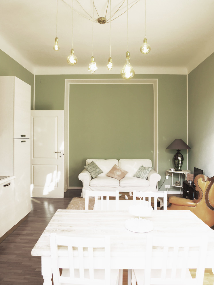 Cette photo montre un petit salon éclectique ouvert avec un mur vert et parquet foncé.